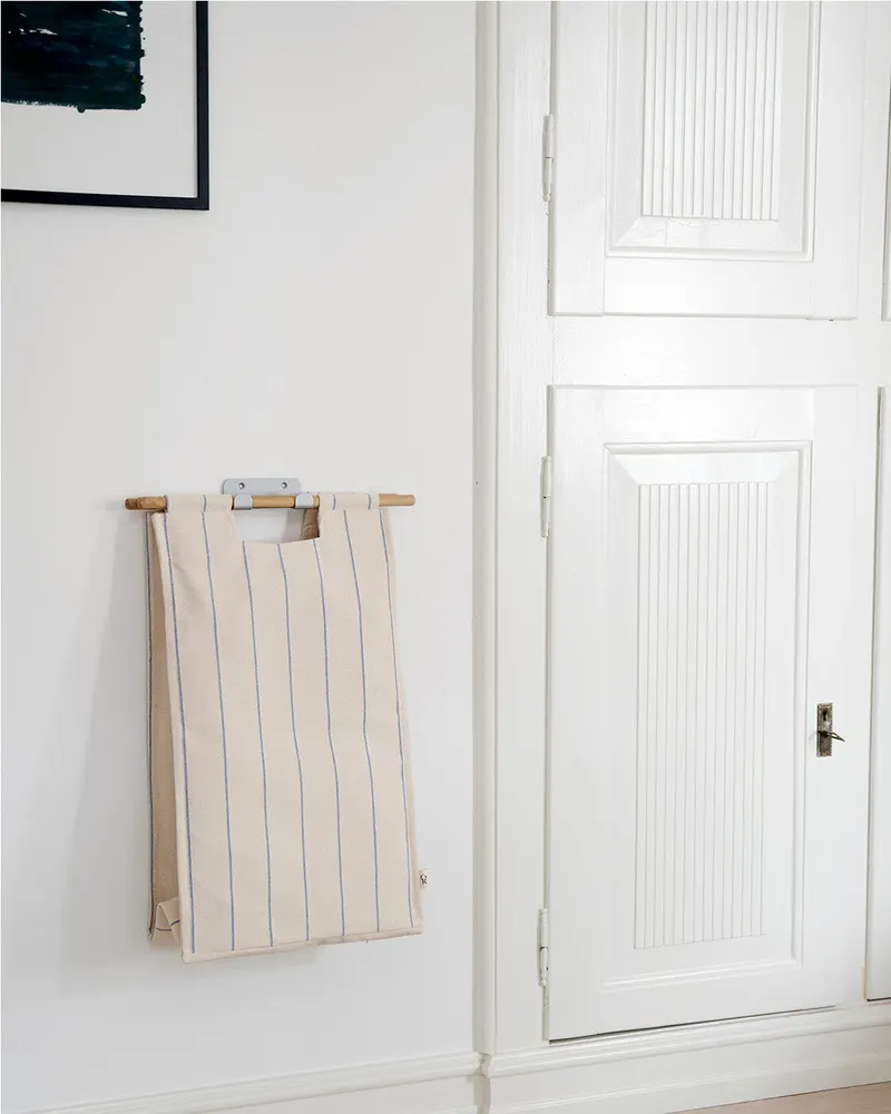 Wandhängender Wäschetrenner Bag Up aus Bio-Baumwolle, ReCollector, Natur mit kobaltblauen Streifen, 35 × 57 × 24,6 cm, Ansicht 2