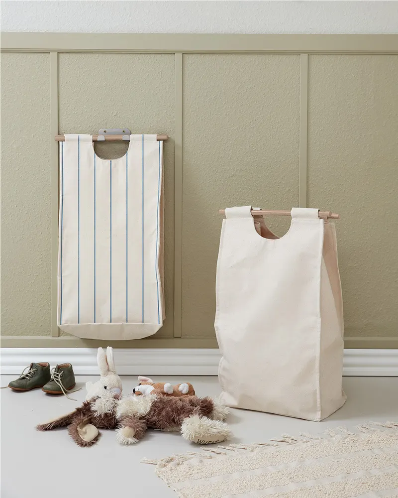 Wandhängender Wäschetrenner Bag Up aus Bio-Baumwolle, ReCollector, Natur mit kobaltblauen Streifen, 35 × 57 × 24,6 cm, Ansicht 3
