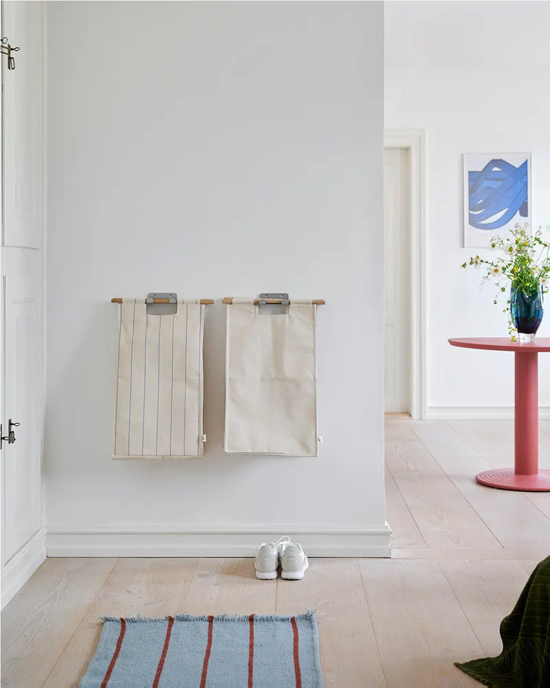 Wandhängender Wäschetrenner Bag Up aus Bio-Baumwolle, ReCollector, Natur mit kobaltblauen Streifen, 35 × 57 × 24,6 cm, Ansicht 4
