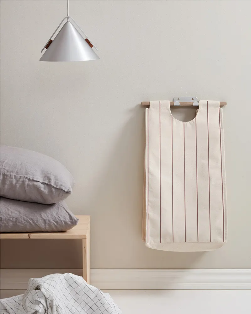 Wandhängender Wäschetrenner Bag Up aus Bio-Baumwolle, ReCollector, Natur mit kastanienroten Streifen, 35 × 57 × 24,6 cm, Ansicht 2