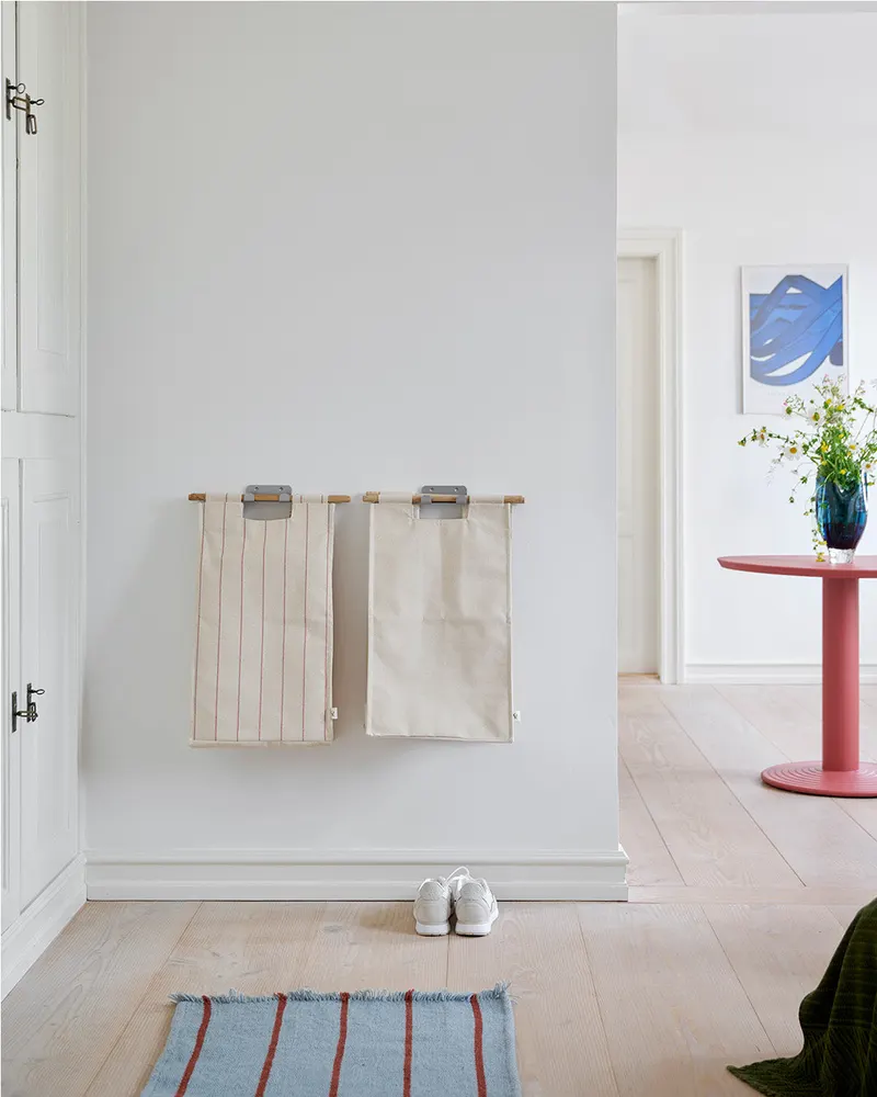 Wandhängender Wäschetrenner Bag Up aus Bio-Baumwolle, ReCollector, Natur mit kastanienroten Streifen, 35 × 57 × 24,6 cm, Ansicht 3