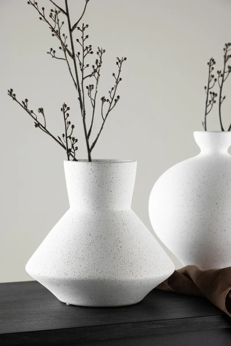 Rellis Vase aus Töpferware in Ø 22 cm, Weiß, im Wohnraum, Ansicht 1