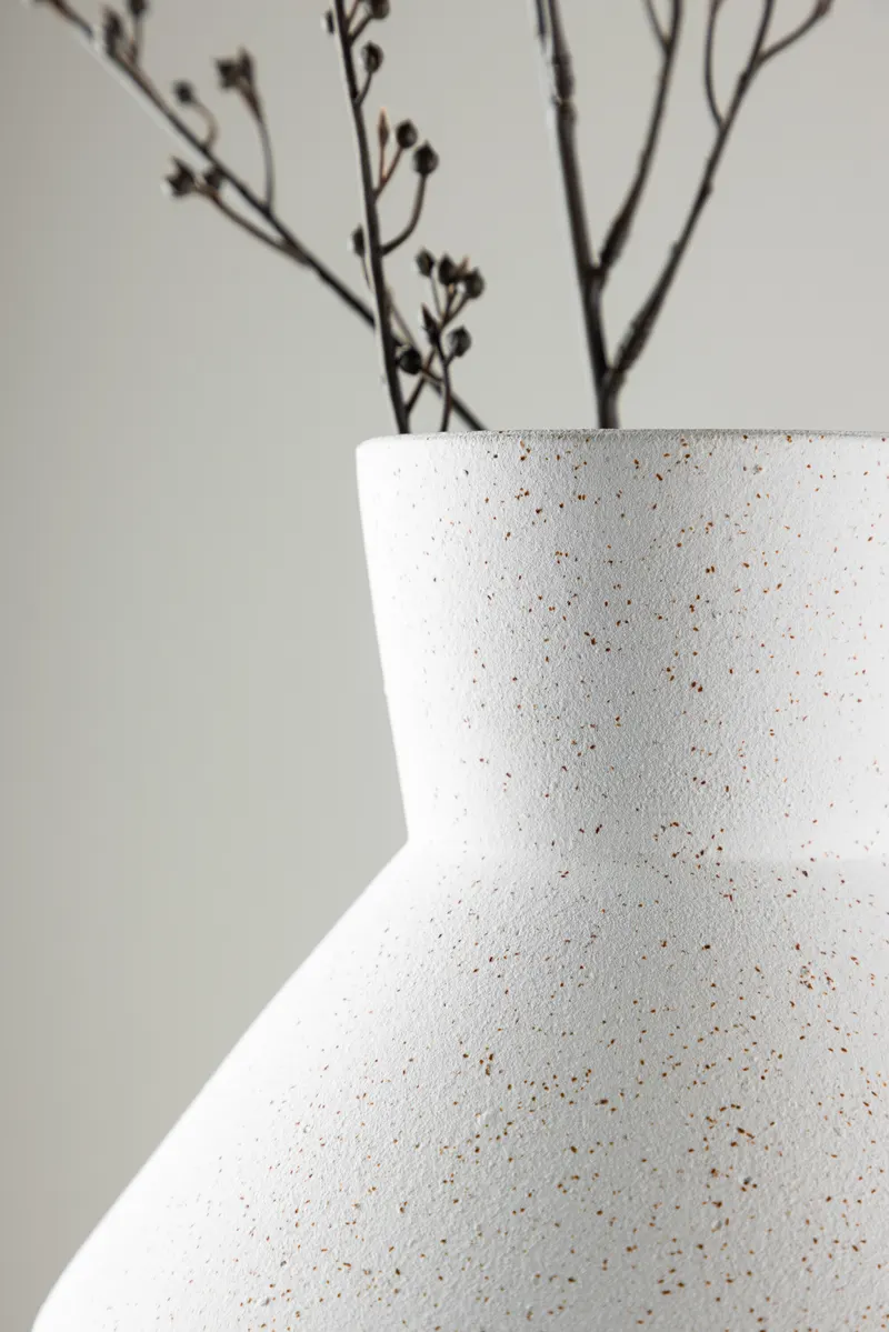 Rellis Vase aus Töpferware in Ø 22 cm, Weiß, im Wohnraum, Ansicht 2