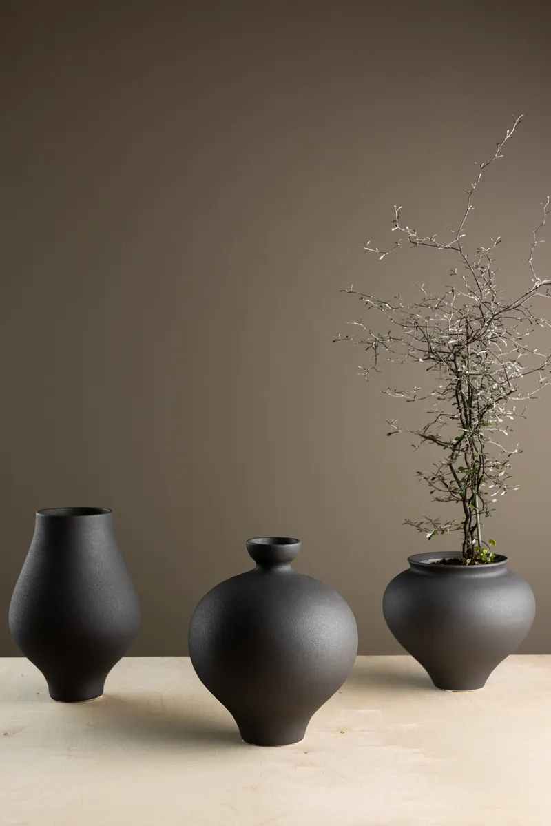 Rellis Vase aus Töpferware in Ø 20 cm, Schwarz, im Wohnraum, Ansicht 1