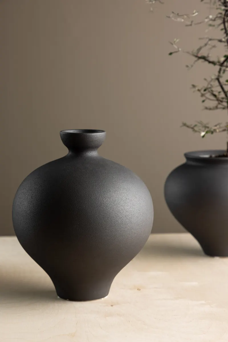 Rellis Vase aus Töpferware in Ø 20 cm, Schwarz, im Wohnraum, Ansicht 2