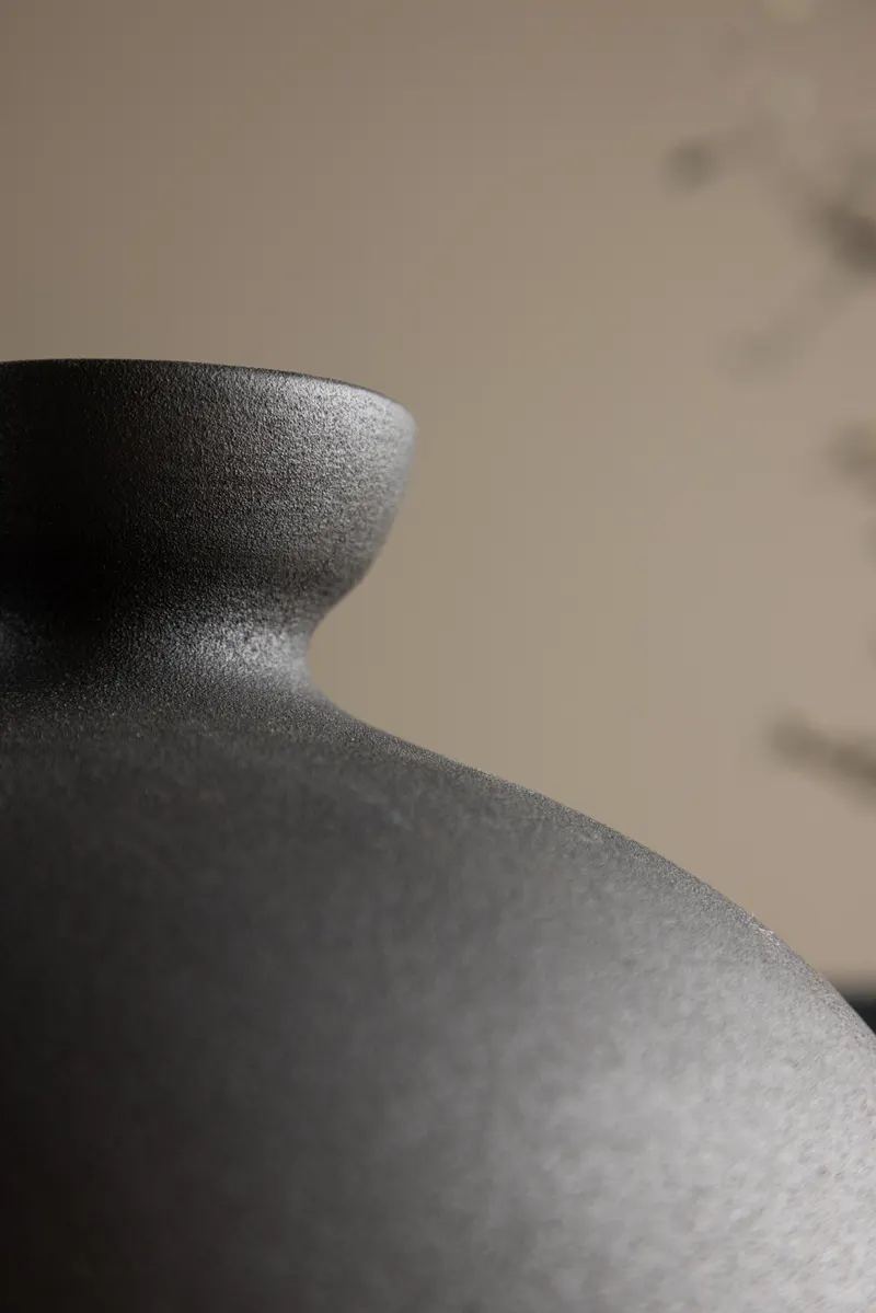Rellis Vase aus Töpferware in Ø 20 cm, Schwarz, im Wohnraum, Ansicht 3