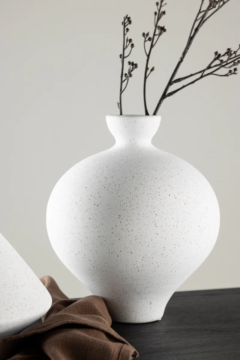 Rellis Vase aus Töpferware in Ø 20 cm, Weiß, im Wohnraum, Ansicht 1