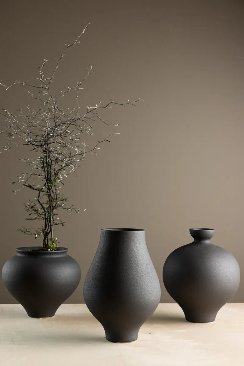 Rellis Vase aus Töpferware in Ø 14 cm, Schwarz, im Wohnraum, Ansicht 1