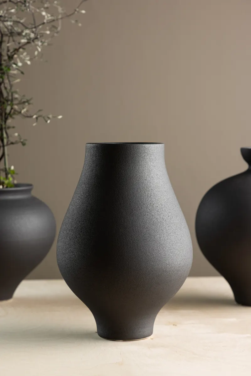 Rellis Vase aus Töpferware in Ø 14 cm, Schwarz, im Wohnraum, Ansicht 2