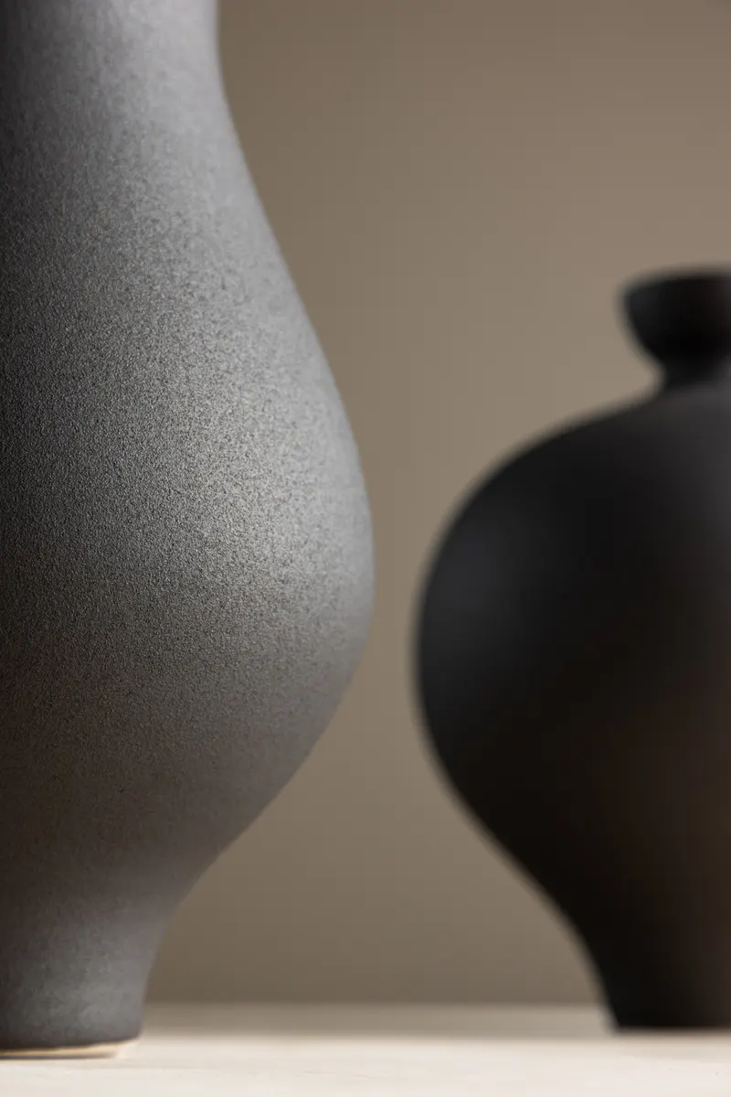 Rellis Vase aus Töpferware in Ø 14 cm, Schwarz, im Wohnraum, Ansicht 3