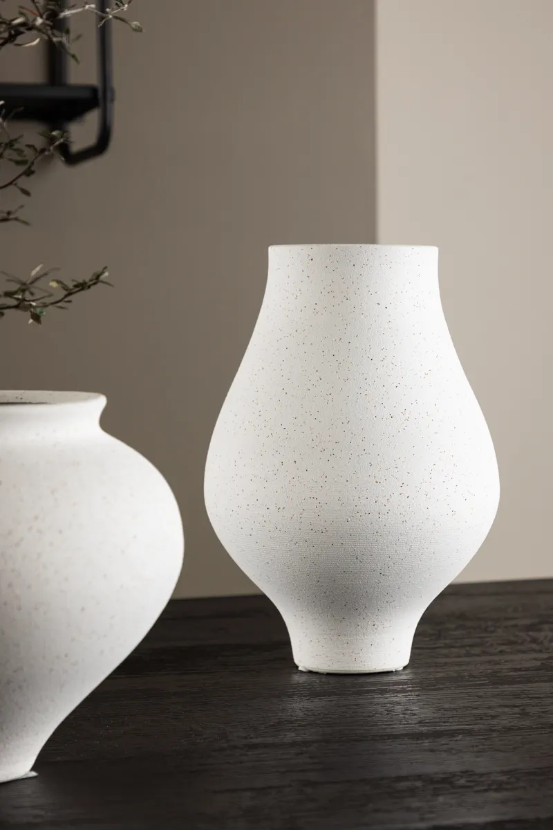 Rellis Vase aus Töpferware in Ø 14 cm, Weiß, im Wohnraum, Ansicht 1