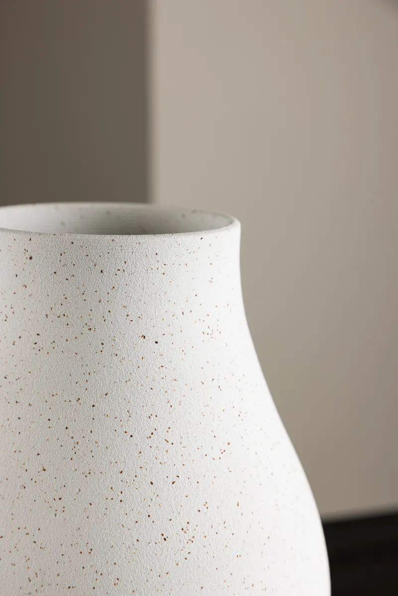 Rellis Vase aus Töpferware in Ø 14 cm, Weiß, im Wohnraum, Ansicht 2