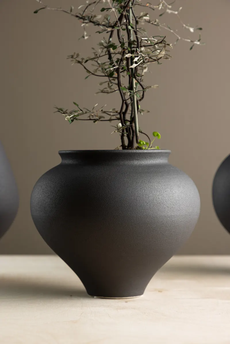 Rellis Vase aus Töpferware in Ø 18 cm, Schwarz, im Wohnraum, Ansicht 2