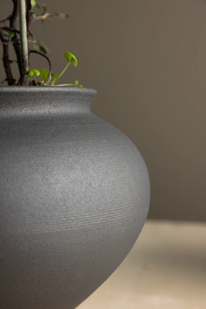 Rellis Vase aus Töpferware in Ø 18 cm, Schwarz, im Wohnraum, Ansicht 3