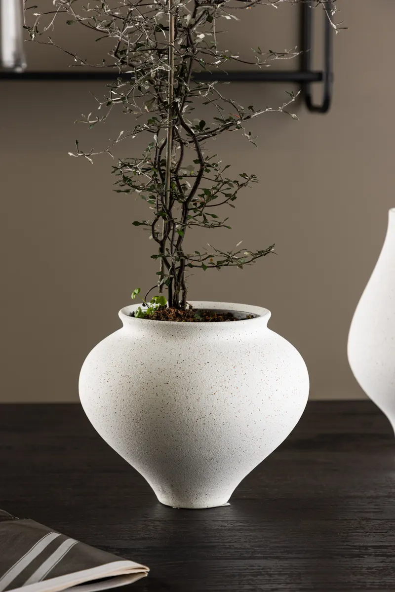 Rellis Vase aus Töpferware in Ø 18 cm, Weiß, im Wohnraum, Ansicht 1
