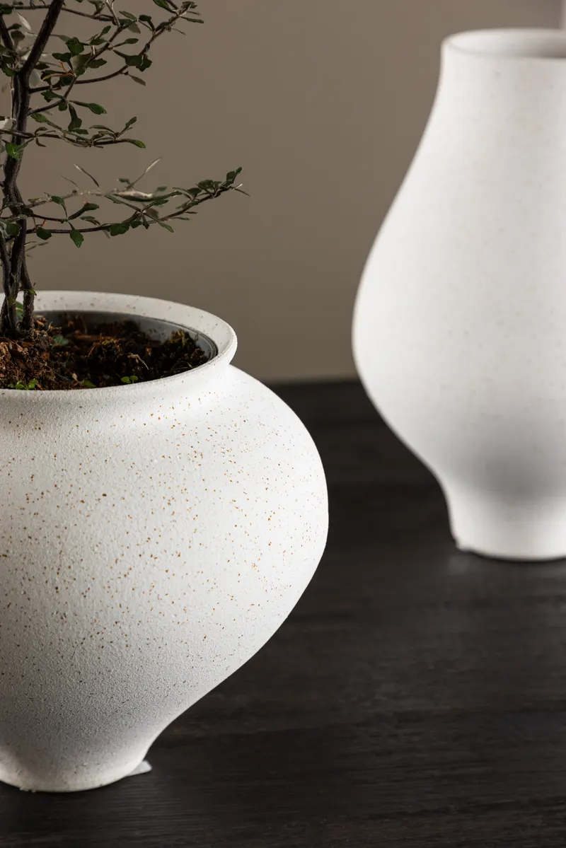 Rellis Vase aus Töpferware in Ø 18 cm, Weiß, im Wohnraum, Ansicht 2