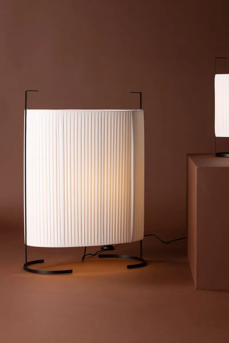 Rennes Stehlampe mit Stoffschirm in 60 × 80 × 30 cm, im Wohnraum, Ansicht 1