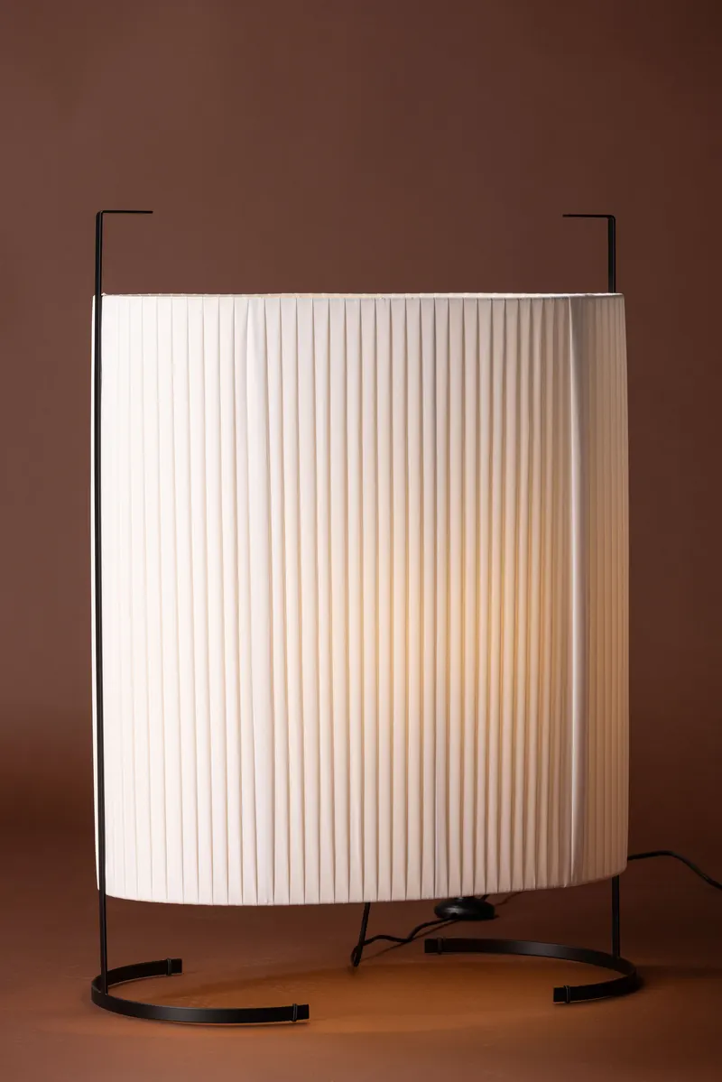 Rennes Stehlampe mit Stoffschirm in 60 × 80 × 30 cm, im Wohnraum, Ansicht 2