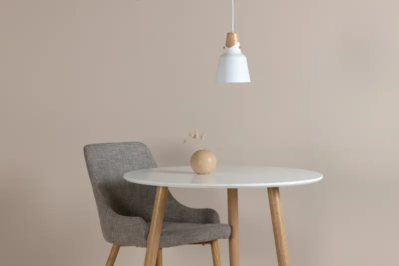 Rigel Pendelleuchte mit Aluminiumschirm und Aufsatz, im Wohnraum, Ansicht 1