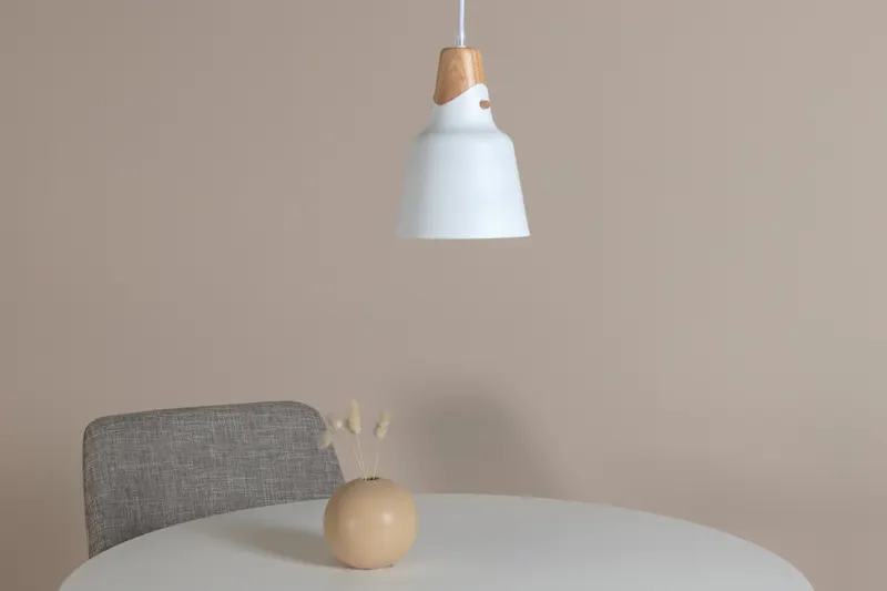Rigel Pendelleuchte mit Aluminiumschirm und Aufsatz, im Wohnraum, Ansicht 2