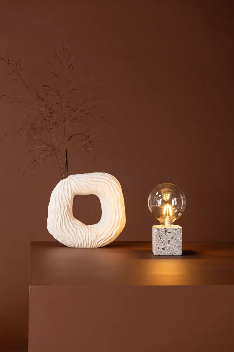 Rilche Tischlampe mit Würfelfuß aus Terrazzo in Weiß, im Wohnraum, Ansicht 1
