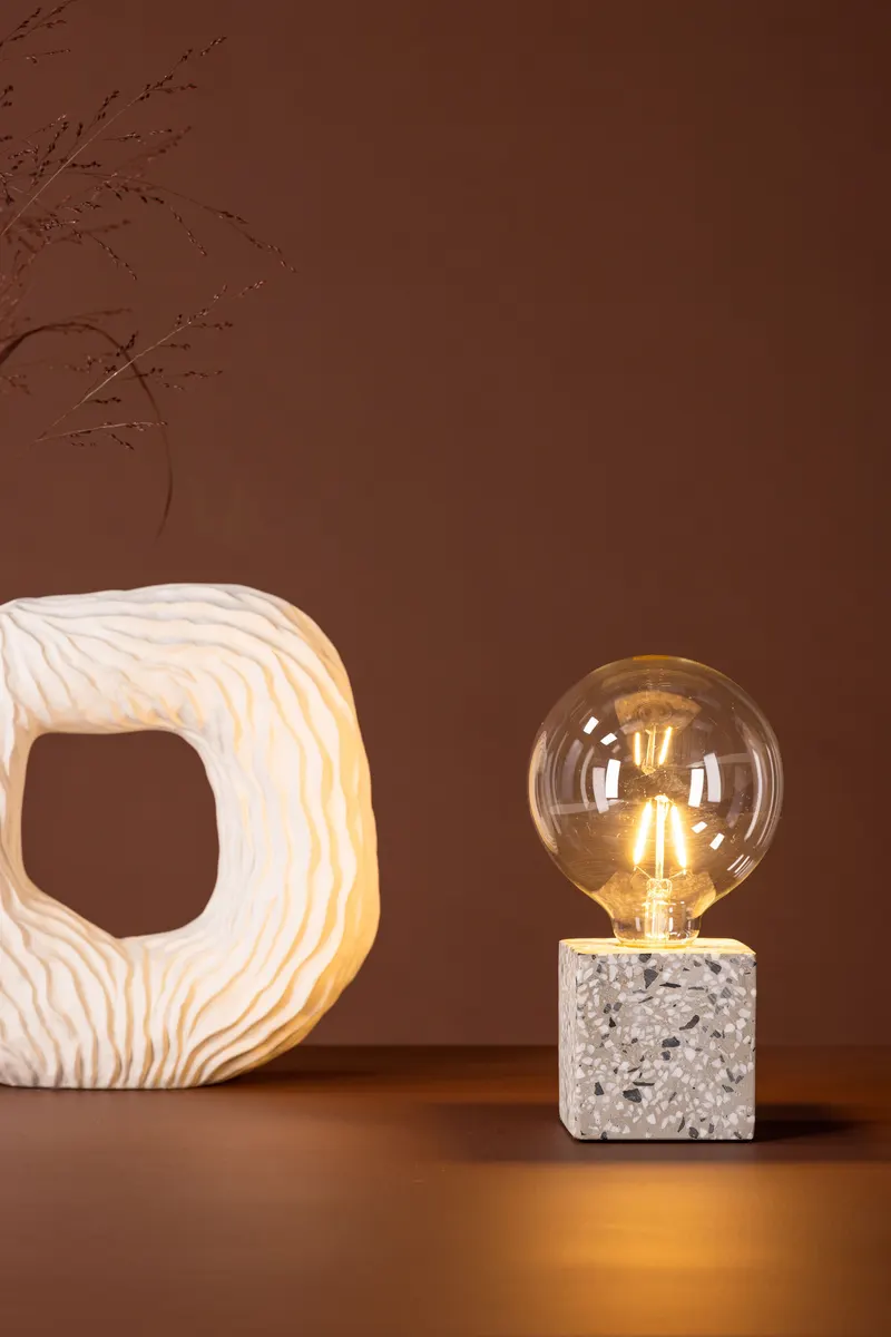 Rilche Tischlampe mit Würfelfuß aus Terrazzo in Weiß, im Wohnraum, Ansicht 2