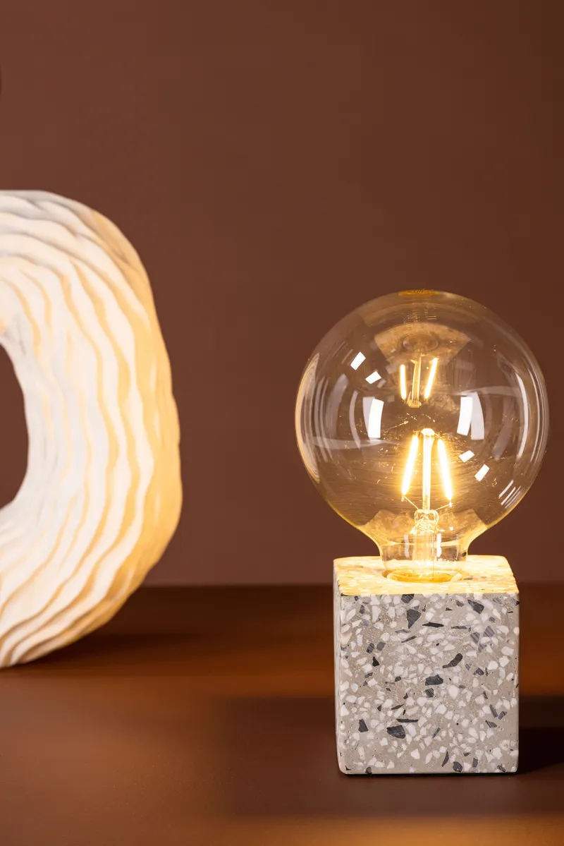 Rilche Tischlampe mit Würfelfuß aus Terrazzo in Weiß, im Wohnraum, Ansicht 3