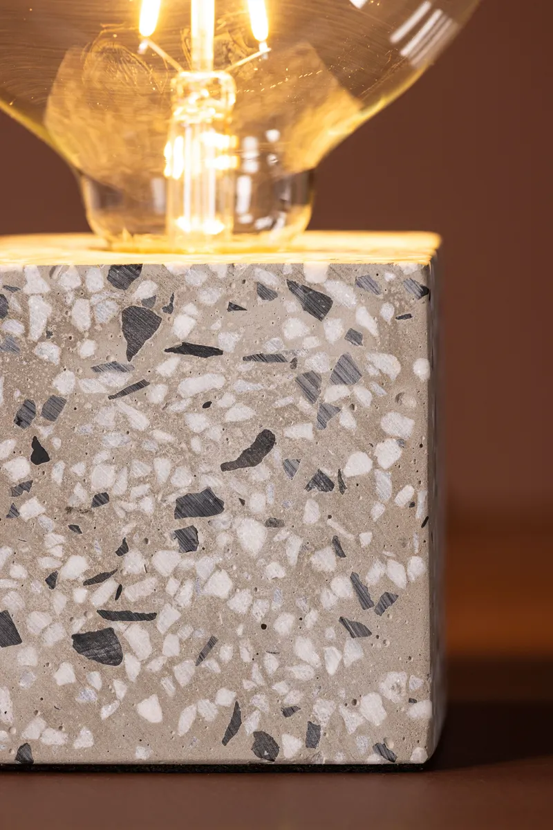Rilche Tischlampe mit Würfelfuß aus Terrazzo in Weiß, im Wohnraum, Ansicht 4