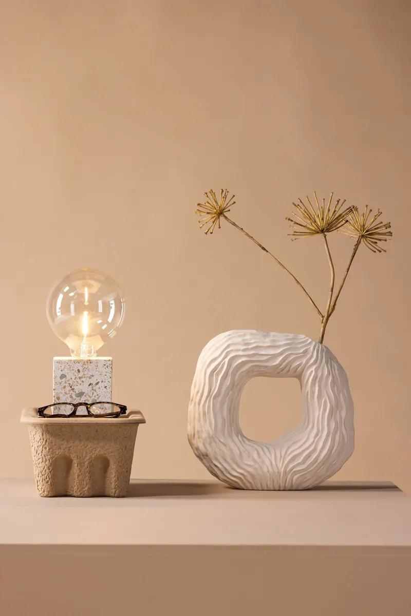Rilche Tischlampe mit Würfelfuß aus Terrazzo in Grau, im Wohnraum, Ansicht 1