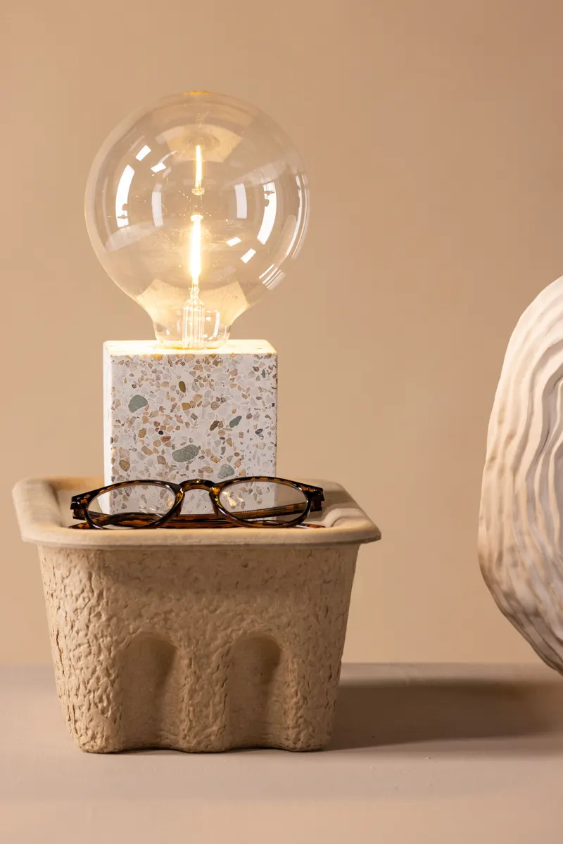 Rilche Tischlampe mit Würfelfuß aus Terrazzo in Grau, im Wohnraum, Ansicht 2