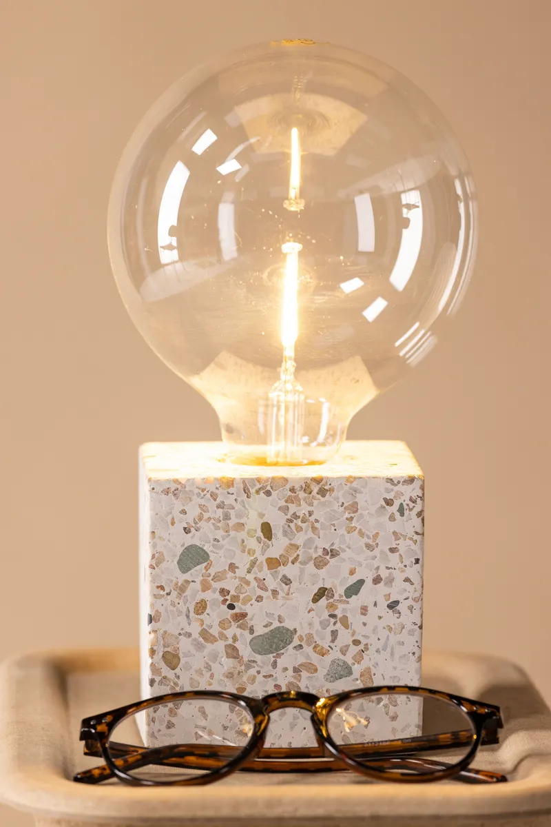 Rilche Tischlampe mit Würfelfuß aus Terrazzo in Grau, im Wohnraum, Ansicht 3