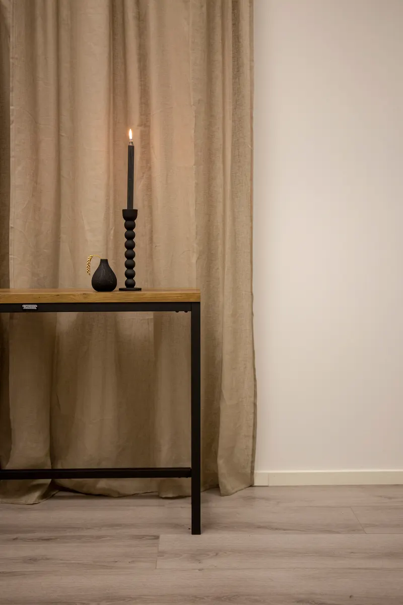 Rise schmaler Beistelltisch mit Stahlgestell in 110 × 30 cm, Natur, Gestell Schwarz, im Wohnraum, Ansicht 1
