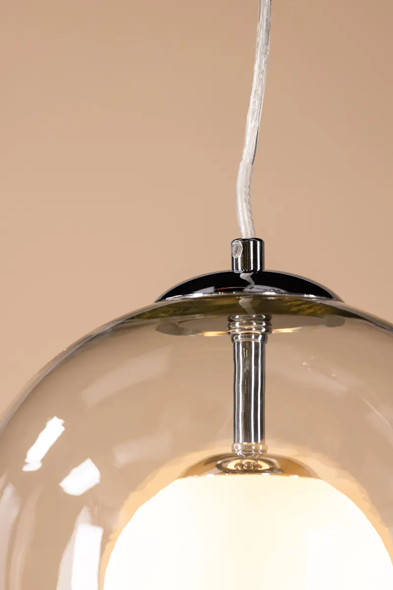 Roche Hängelampe mit Glaskugel, im Wohnraum, Ansicht 3