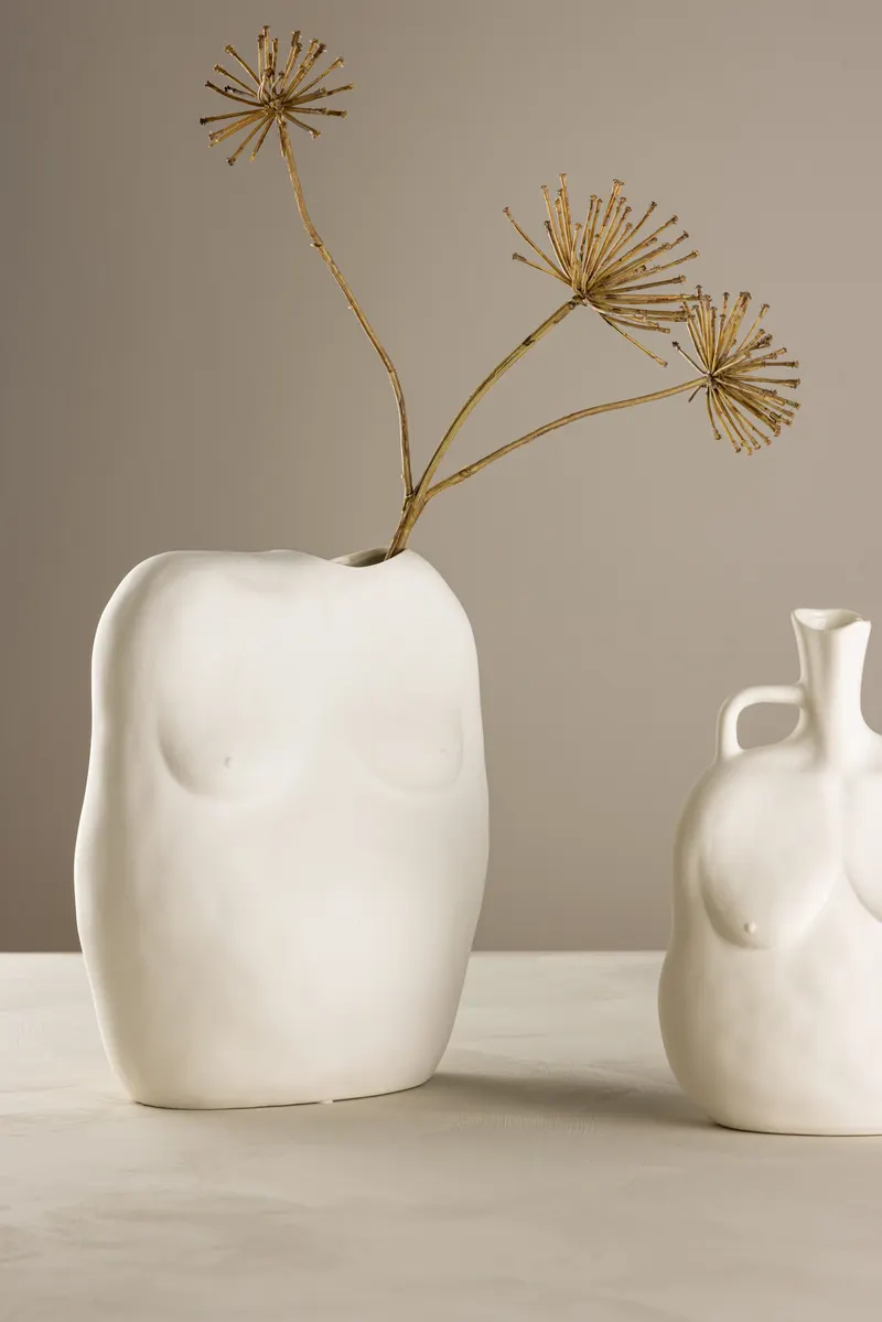 Romie Vase in Körperform, im Wohnraum, Ansicht 1