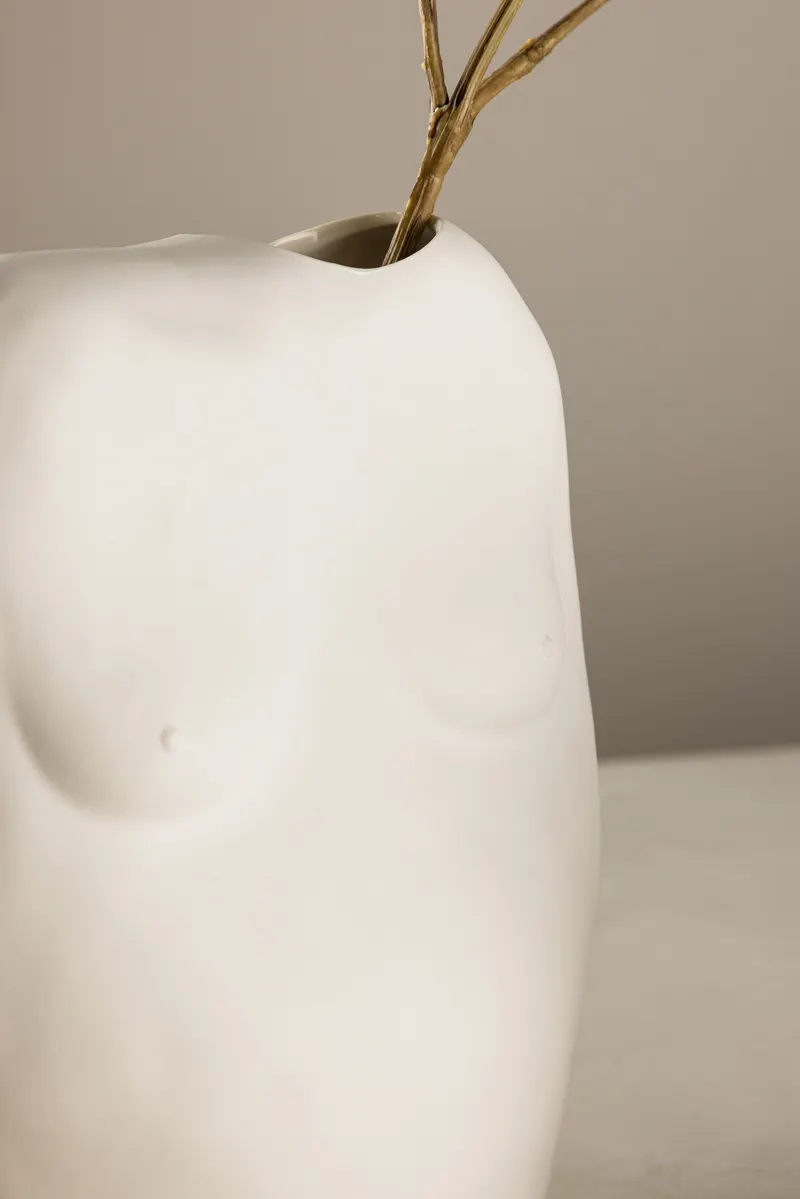 Romie Vase in Körperform, im Wohnraum, Ansicht 2