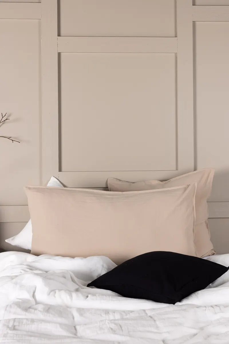 Ronja Kissenbezug 50 × 90 cm mit Paspel in Beige, im Wohnraum, Ansicht 1
