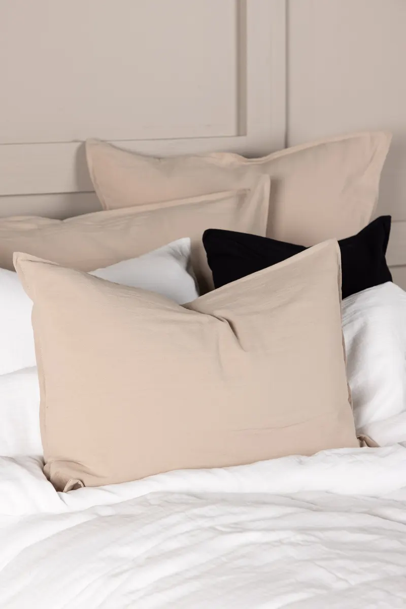 Ronja Kissenbezug aus Baumwolle in 40 × 60 cm, Beige, im Wohnraum, Ansicht 1