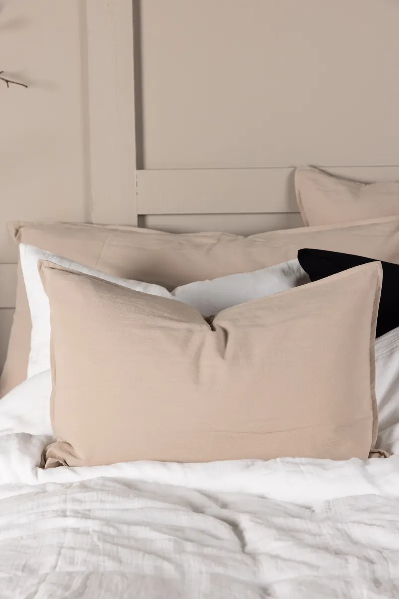Ronja Kissenbezug aus Baumwolle in 40 × 60 cm, Beige, im Wohnraum, Ansicht 3