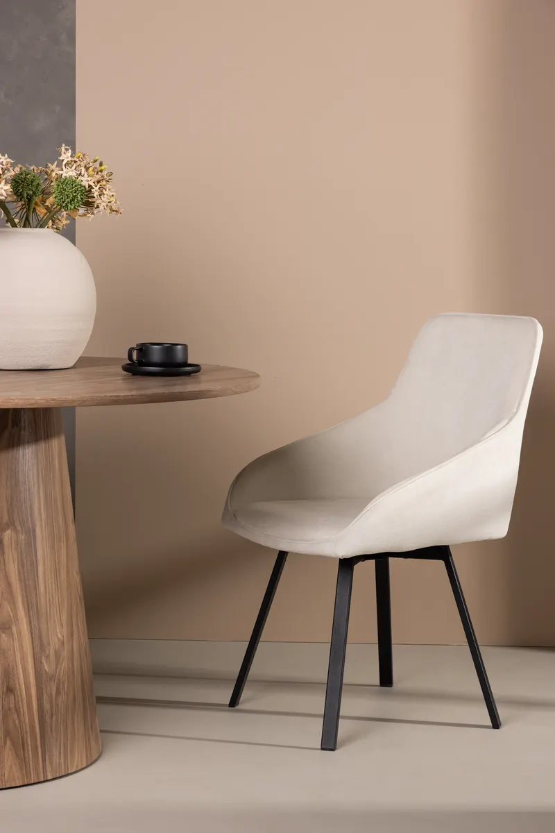 Rosie drehbarer Esszimmerstuhl mit Armlehnen in Beige, Gestell Schwarz, im Wohnraum, Ansicht 1