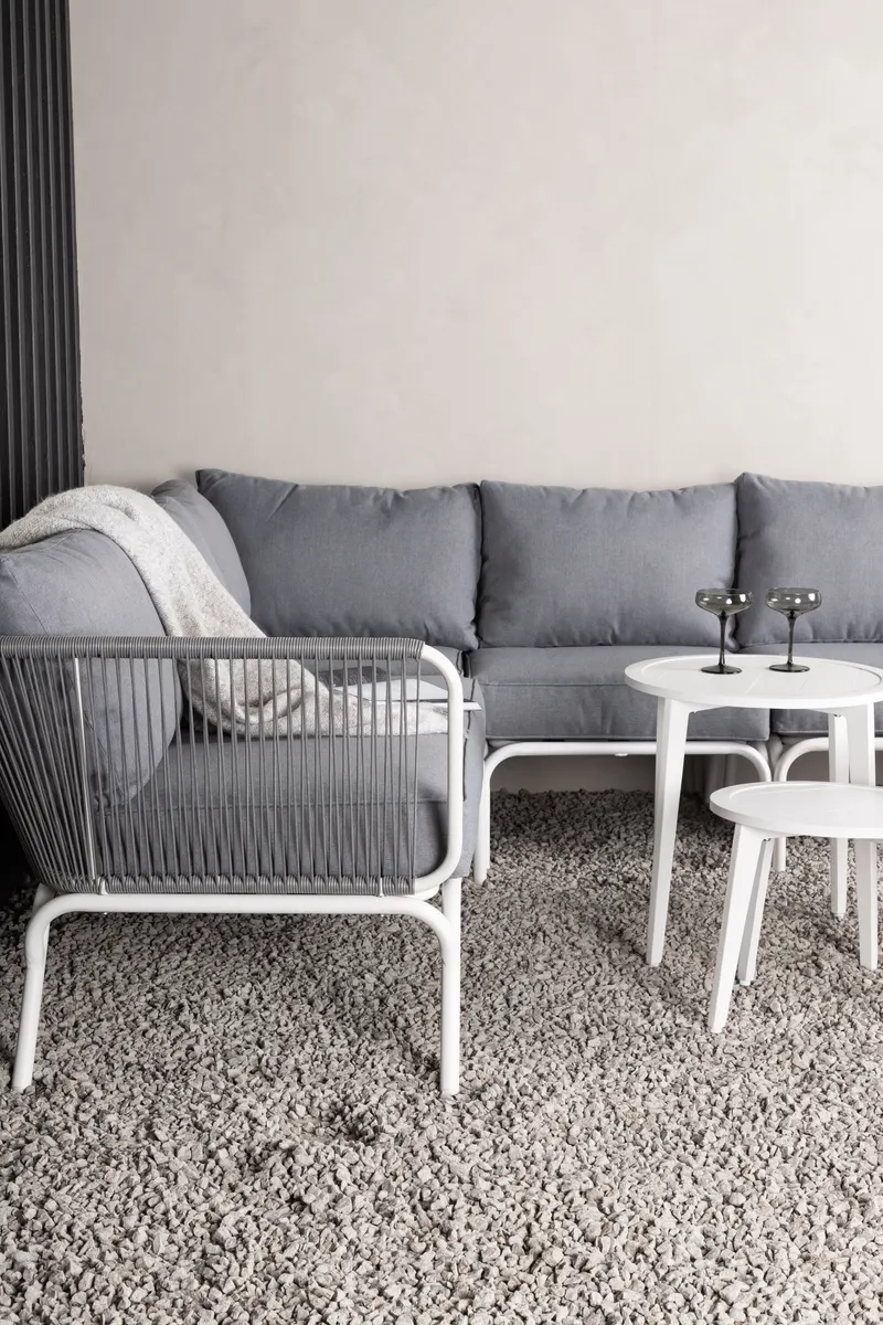 Roxo Gartenlounge mit weißem Ecksofa und Satztischen, im Wohnraum, Ansicht 1