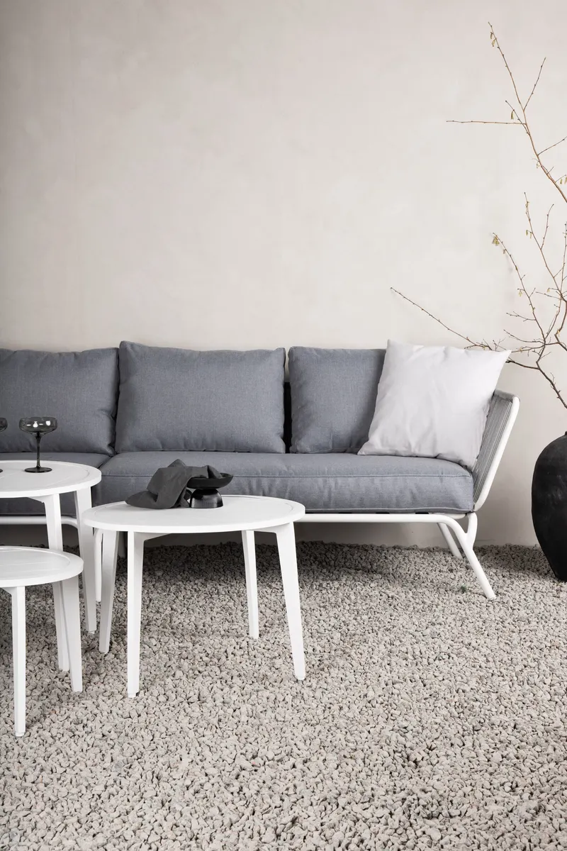 Roxo Gartenlounge mit weißem Ecksofa und Satztischen, im Wohnraum, Ansicht 2