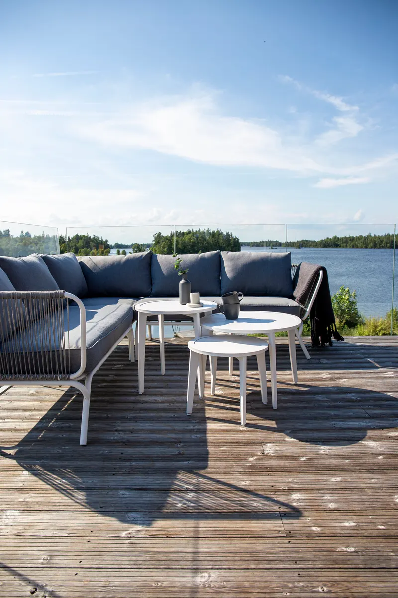 Roxo Gartenlounge mit weißem Ecksofa und Satztischen, im Wohnraum, Ansicht 8