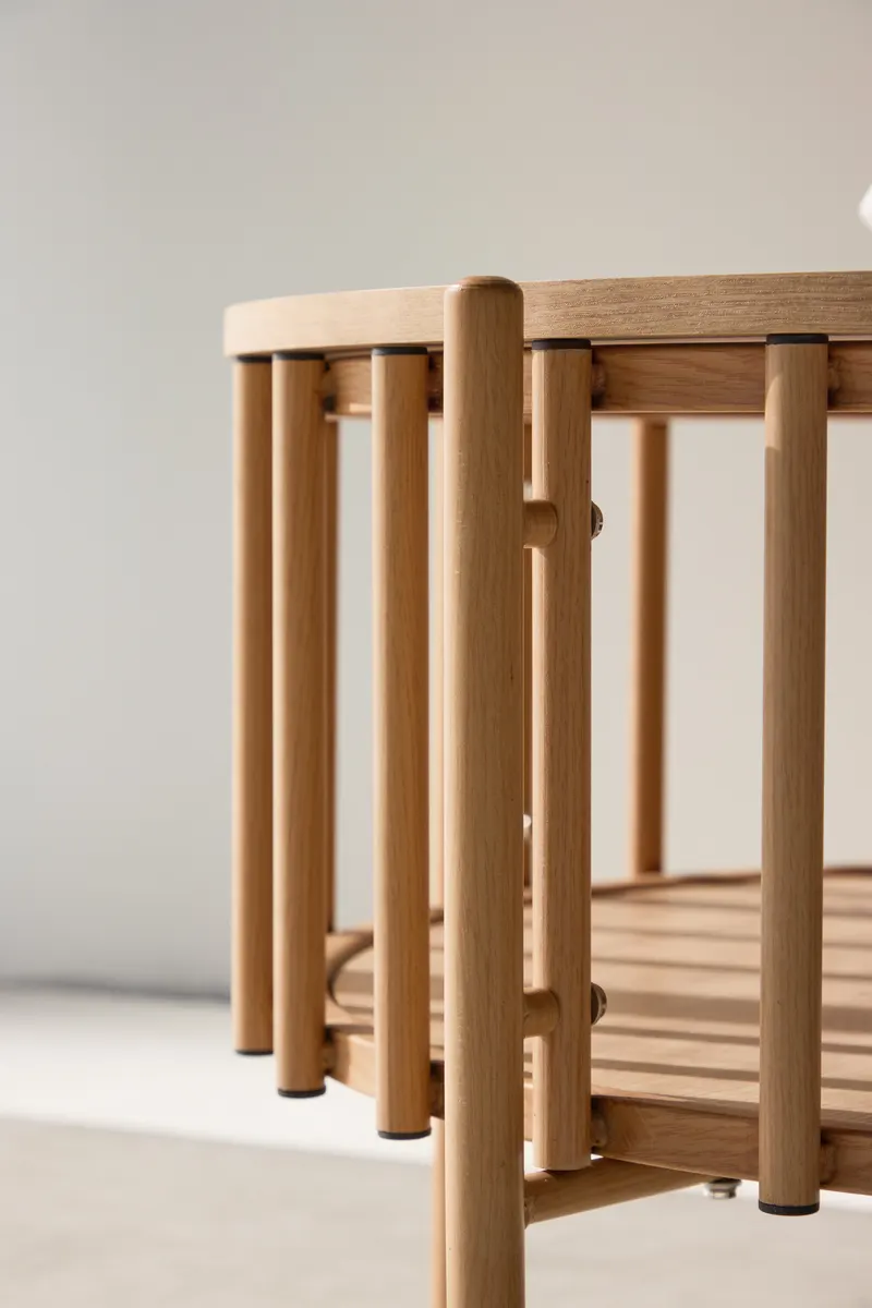 Rubbo runder Couchtisch Ø 80 cm mit Lamellenkranz, im Wohnraum, Ansicht 2