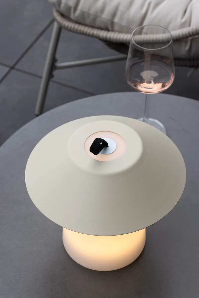 Rubu Außenleuchte mit Stahlschirm und Schlaufe in Beige, im Wohnraum, Ansicht 2