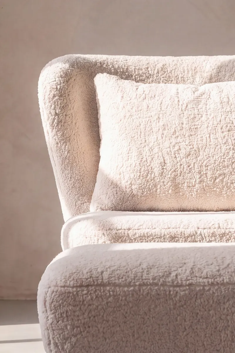 Ryxö Lesesessel mit Fußhocker in Weiß, Gestell Braun, Polyester-Bouclé, im Wohnraum, Ansicht 3