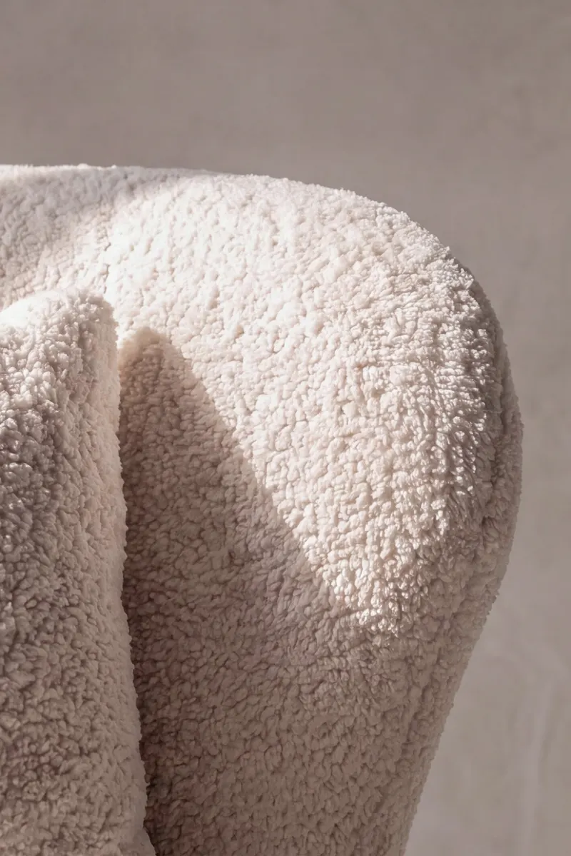 Ryxö Lesesessel mit Fußhocker in Weiß, Gestell Braun, Polyester-Bouclé, im Wohnraum, Ansicht 4