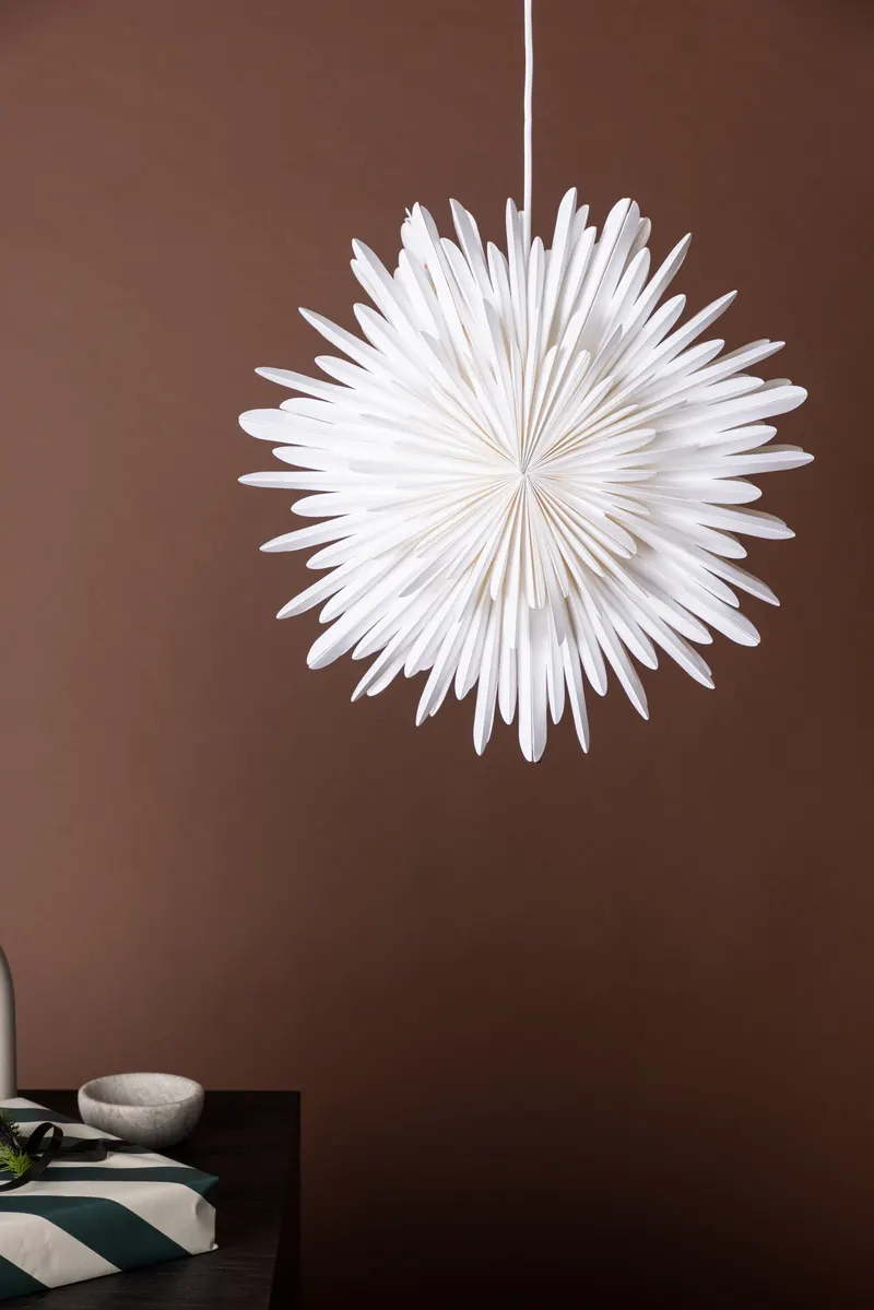 Sälen Papierstern Hängelampe in Ø 46 cm, Weiß, im Wohnraum, Ansicht 2