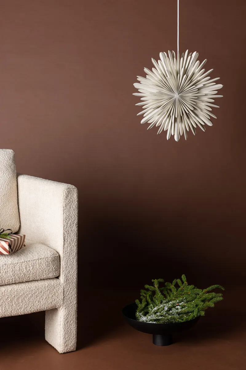 Sälen Papierstern Hängelampe in Ø 46 cm, Beige, im Wohnraum, Ansicht 1