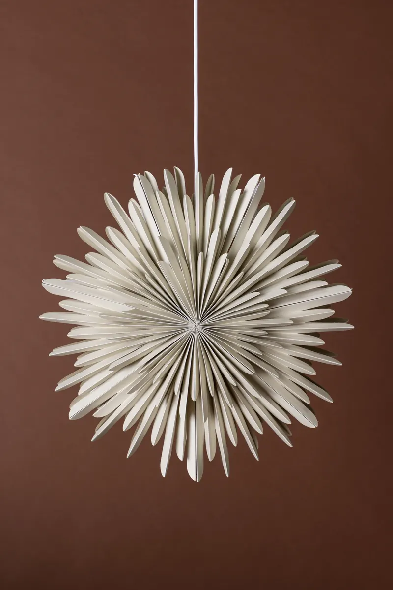 Sälen Papierstern Hängelampe in Ø 46 cm, Beige, im Wohnraum, Ansicht 2