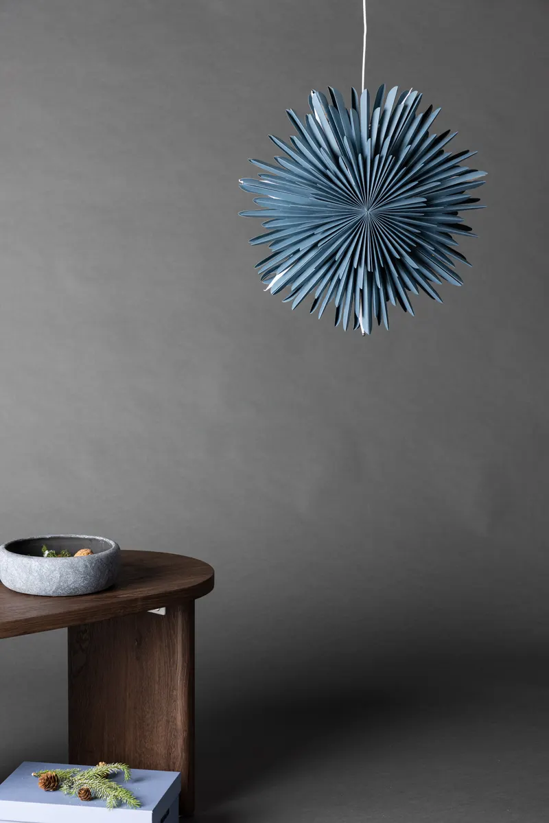 Sälen Papierstern Hängelampe in Ø 46 cm, Blau, im Wohnraum, Ansicht 1